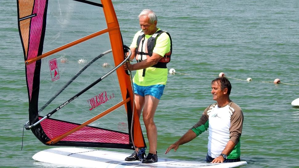 Fostul premier afițează o condiție fizică de invidiat (Scoala de windsurfing - Piccadilly Mamaia)