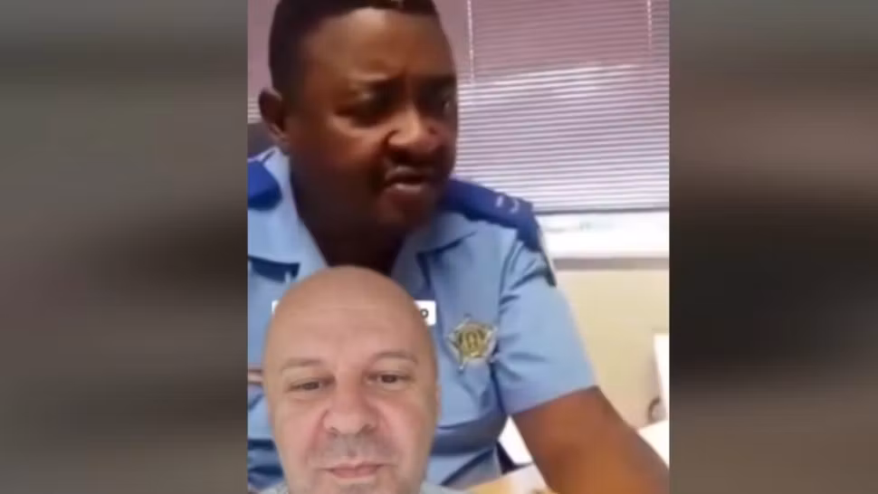 Polițistul Viorel Teacă face un test de alcoolemie după ce mănâncă croissant - VIDEO