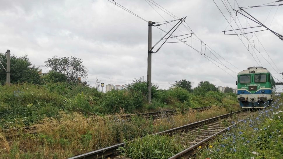 Circulația feroviară, grav afectată: linia de contact s-a rupt după defectarea unui tren de marfă. CFR anunță întârzieri mari