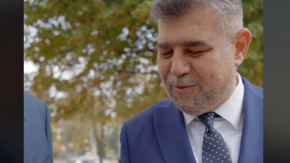 Premierul, surprins într-o ipostază inedită. Ciolacu, încântat de cadoul surpriză primit la meniul de la un celebru fast food