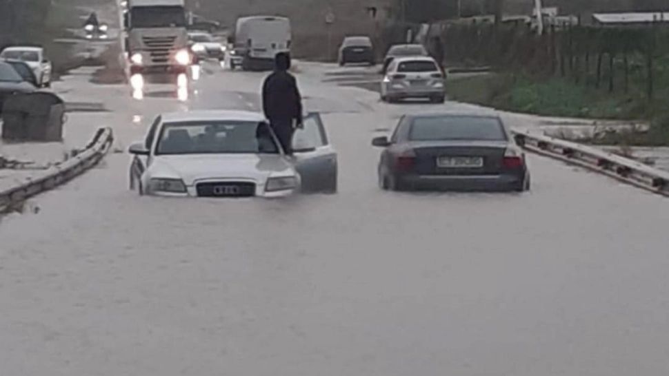 Imagini catastrofale pe șoselele din Constanța după Codul Roșu de ploi torențiale. Mai multe străzi sunt inundate