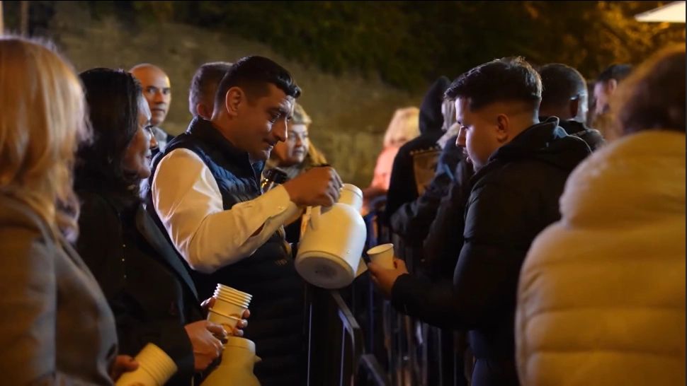 George Simion, liderul AUR, le-a împărțit ceai credincioșilor care au venit să se roage la moaștele Sfintei Parascheva - VIDEO
