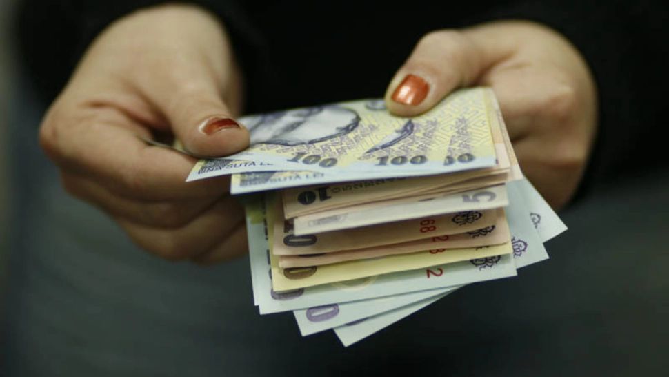 Românii au mai mulți bani în buzunar, dar și scot mai mult din el. Foto/Inquam