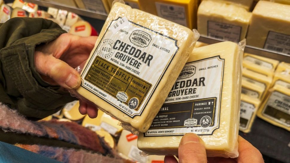 Valoarea celor 24 de roți de brânză cheddar este de aproape 400.000 de euro. Foto/Profimedia