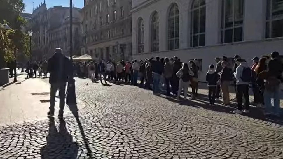 Cozi uriașe în București pentru votul la referendumul pentru aderarea Republicii Moldova la UE. Foto: YouTube