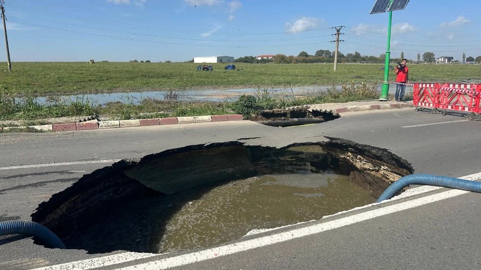 Un crater cât jumătate de șosea a apărut pe drumul dintre localitățile Lumina și Năvodari.