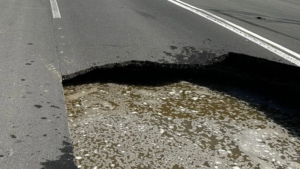 Trafic rutier deviat, între Năvodari şi Lumina, după ce o porţiune din drum s-a surpat - VIDEO