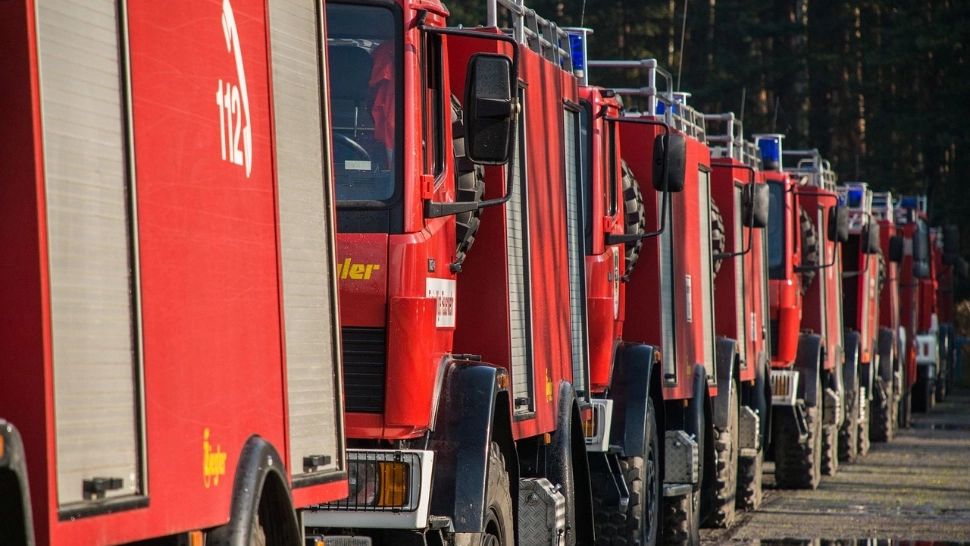 Incendiu dificil de controlat: Pompierii au adus apă de la kilometri depărtare