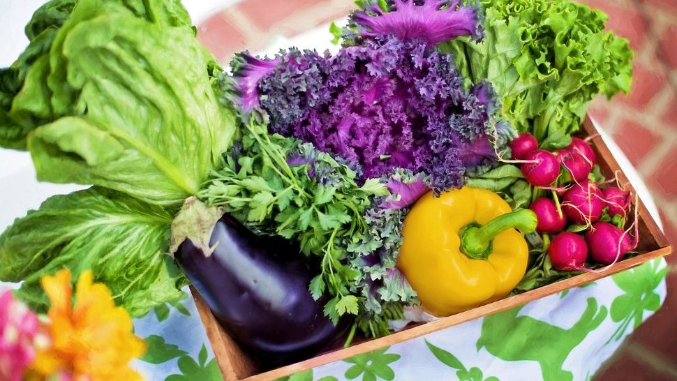 Soluția prin care poți elimina pesticidele de pe fructe si legume