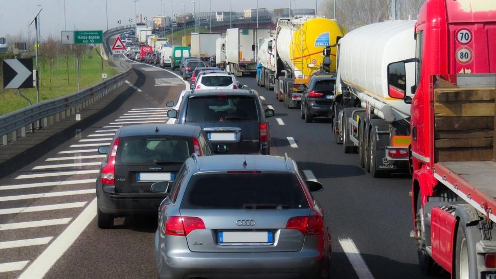 Dacă dai semnal, cel din spate e obligat să te lase să intri în fața lui? Foto/Profimedia