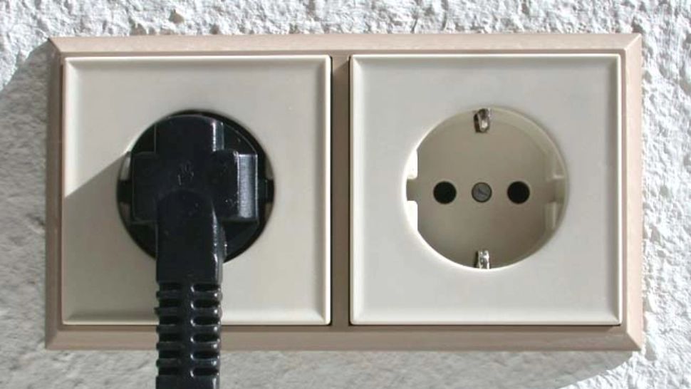 Copil de 4 ani cu arsuri grave, după ce s-a electrocutat când se juca la o priză