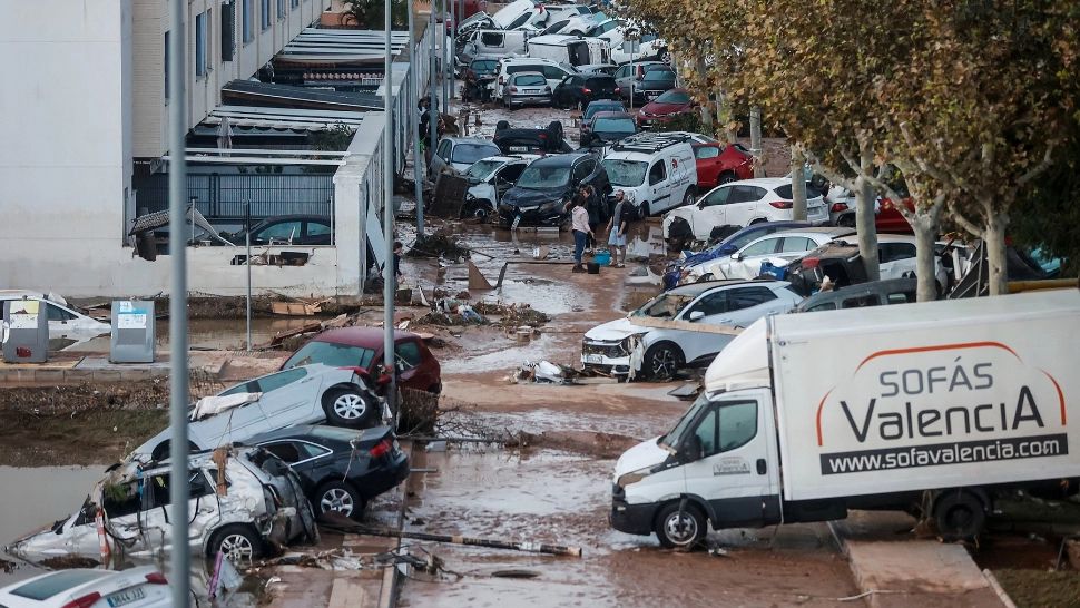 Inundații apocaliptice în Spania: 22 de români, dați dispăruți. Zeci de morți, case și mașini - măturate de ape. Anunțul MAE. Imagini dramatice