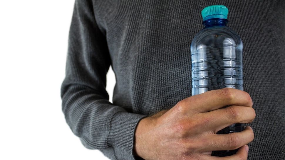 La ce pericole te expui când bei apa depozitată în sticle de plastic