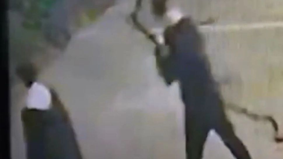 Băiatul ar fi vrut să facă flotări pe vagon și îl rugase pe prietenul care îl însoțea să îl filmeze. Foto/Captură video