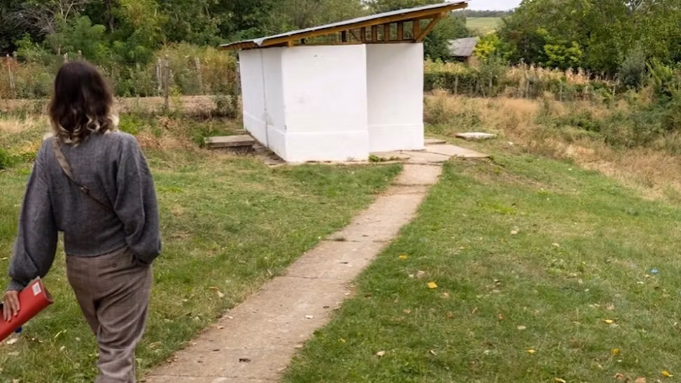 România reală: Școli dotate cu echipamente moderne, dar cu toalete în curte