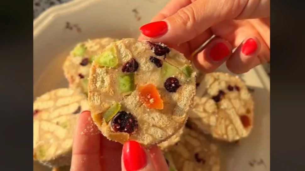 Salam de biscuiți cu fructe uscate și gust magic de Crăciun. Rețeta care a făcut furori pe internet/ Captură video