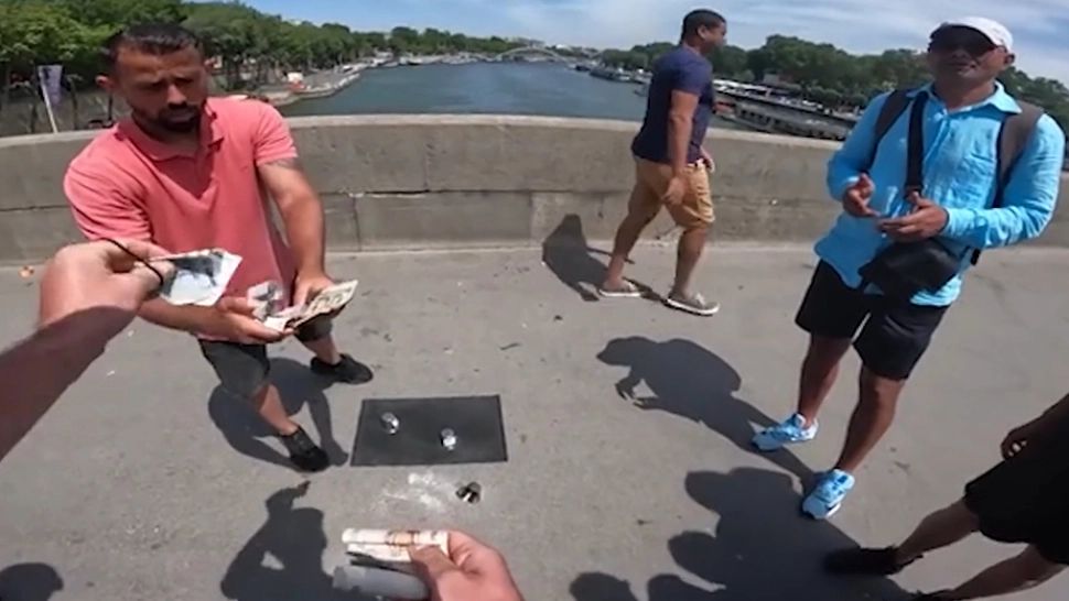 Reacția violentă a unor escroci români, filmați în timp ce păcăleau turiștii cu alba-neagra, la Paris. Scenele ireale/ Captură video