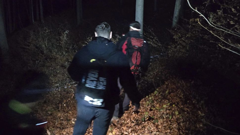 Turist de 26 de ani, localizat de salvamontiști cu ajutorul STS. Bărbatul se rătăcise și era epuizat/ Facebook Salvamont Maramures