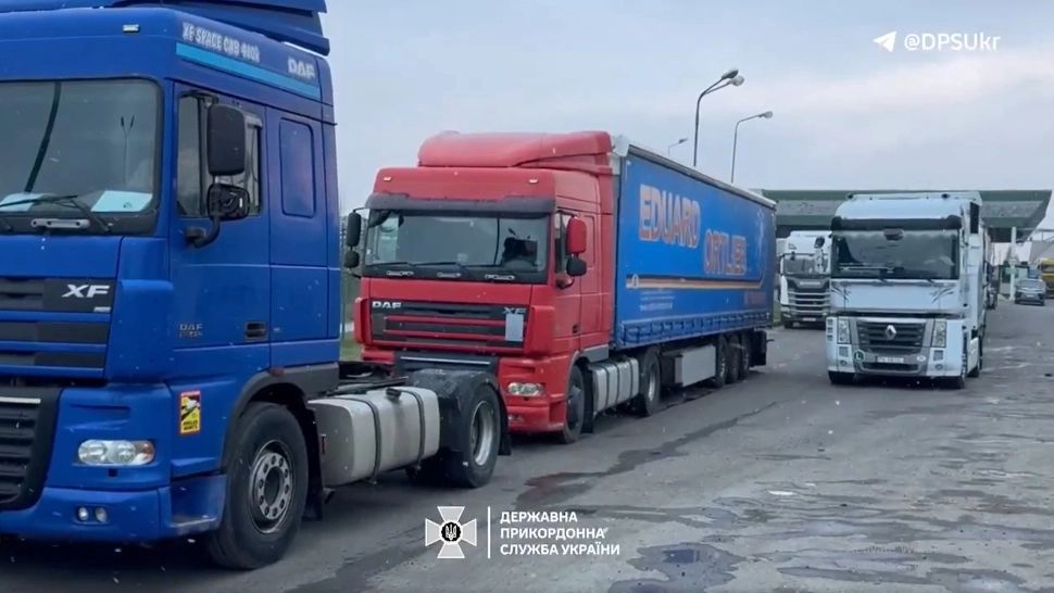 Alertă la granița Ucrainei cu Polonia. Fermierii polonezi blochează un punct de frontieră - VIDEO