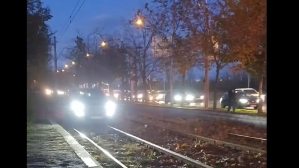 Un șofer inconștient a încercat să fenteze traficul din Capitală mergând pe linia de tramvai! Imagini halucinante / Captură video