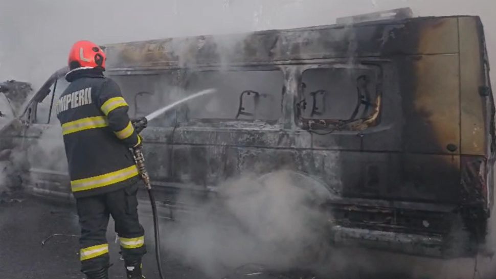 Microbuz care transporta 11 muncitori, cuprins de INCENDIU pe un drum din municipiul Iași. Sensul de ieșire din oraș este BLOCAT 