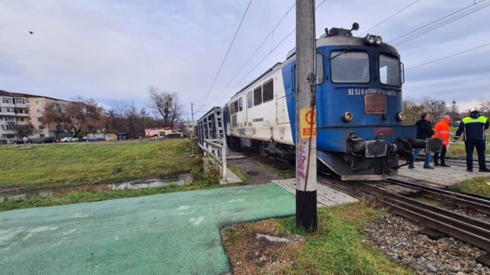 Sinucidere sau accident tragic, la Iași? Un bărbat a MURIT pe loc după ce a fost lovit de tren/ Foto: Captură ZDI