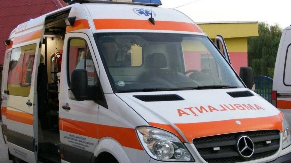Accident rutier grav în Constanța. O victimă a fost transportată la spital, după ce o ambulanță și o mașină de curierat s-au ciocnit