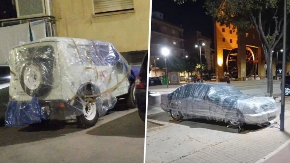 De frica inundațiilor, spaniolii și-au înfoliat mașinile și le-au legat de stâlpi