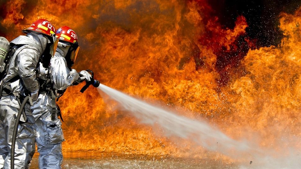 Incident grav în Reșița: O femeie cu afecțiuni psihice și-a incendiat apartamentul
