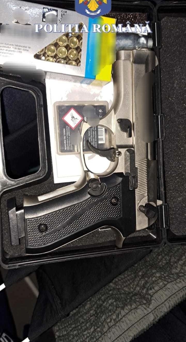 Pistol cu gaz lacrimogen, descoperit în locuința unui bărbat din Ilfov. De unde a cumpărat arma