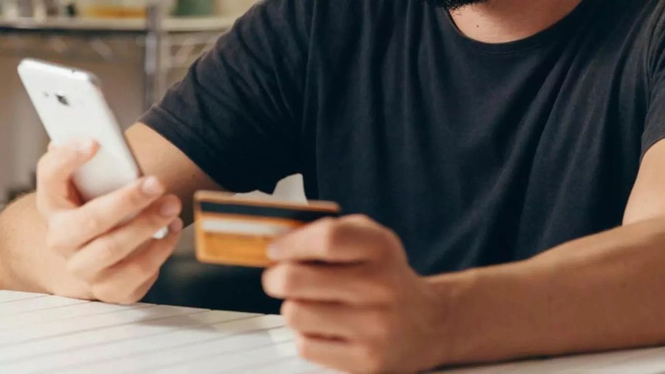 Cum pot să ne fure hackerii datele bancare de pe telefon