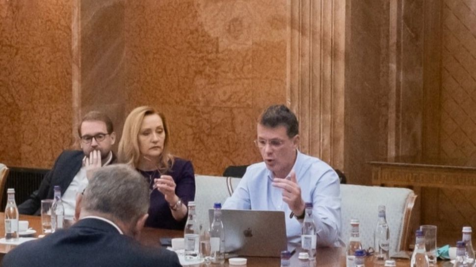Liderii USR dau ultimatum și fug. Lasconi a cerut să se facă guvern și să se adopte bugetul până luni 