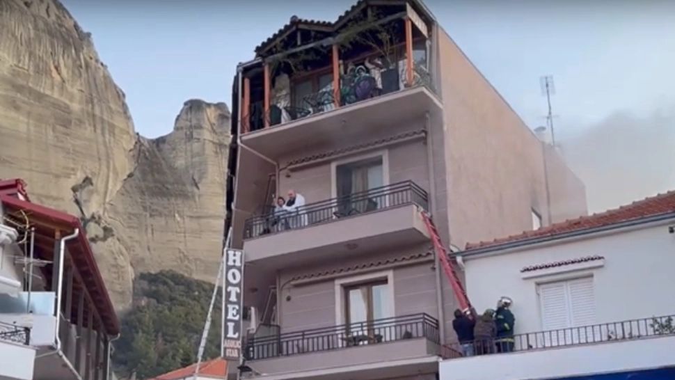 Scene de groază în Grecia. Incediu într-un hotel, patronul a murit aruncându-se în gol - FOTO/VIDEO