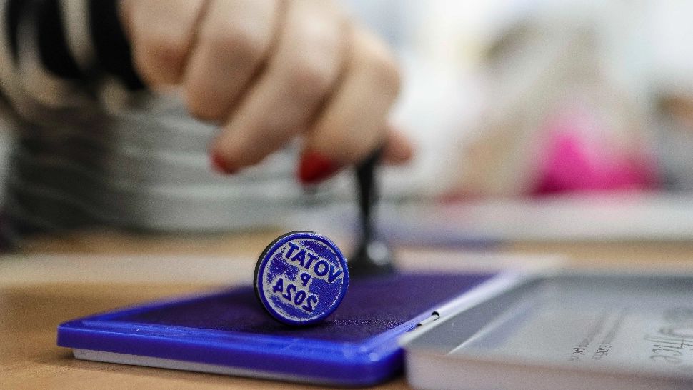 Bărbat de 43 de ani, anchetat după ce a încercat să voteze de două ori, la o secție din județul Dolj / Inquam Photos / Octav Ganea