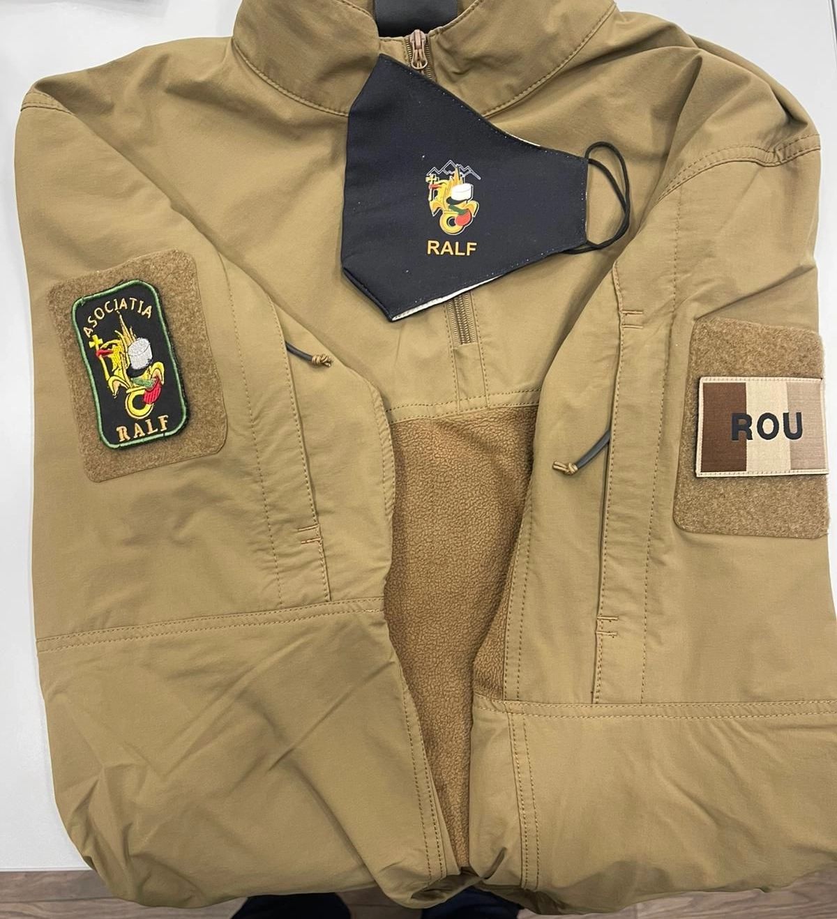 Obiecte de vestimentație cu logoul grupării paramilitare RALF