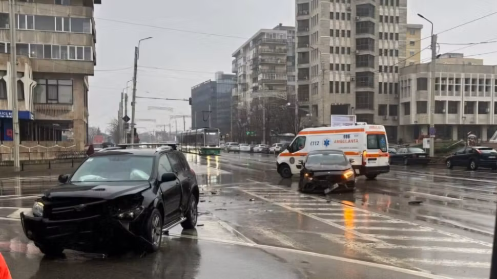 Impact frontal între două mașini, în centrul Iașului. Unul dintre șoferi ar fi fugit de la locul accidentului/ Foto: Ziarul de Iași