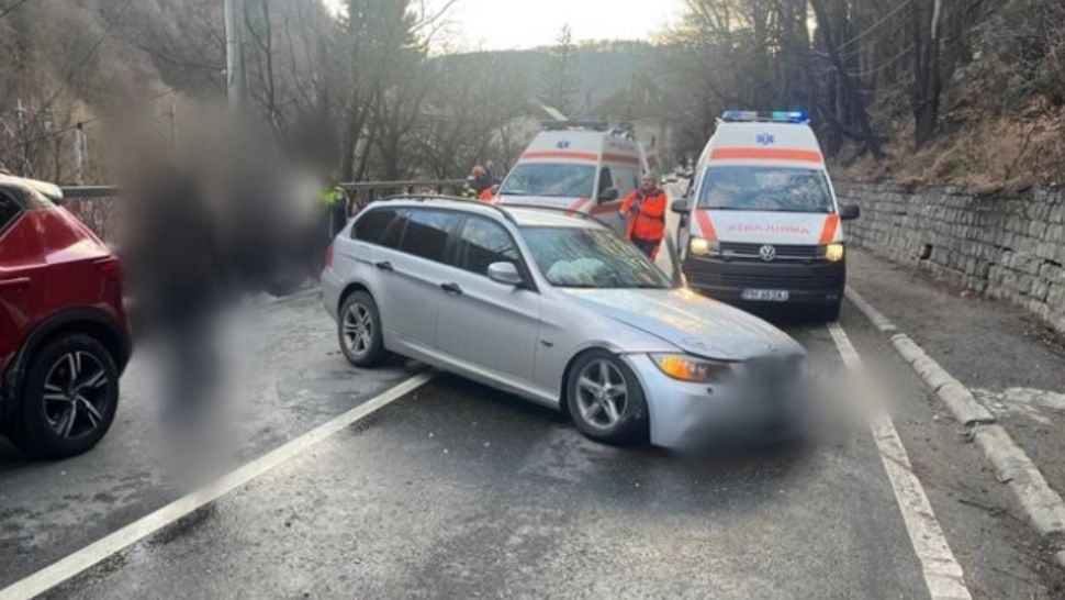 DN 1, blocat în zona staţiunii Sinaia în urma unui accident în care sunt implicate 14 persoane, între care trei copii - FOTO