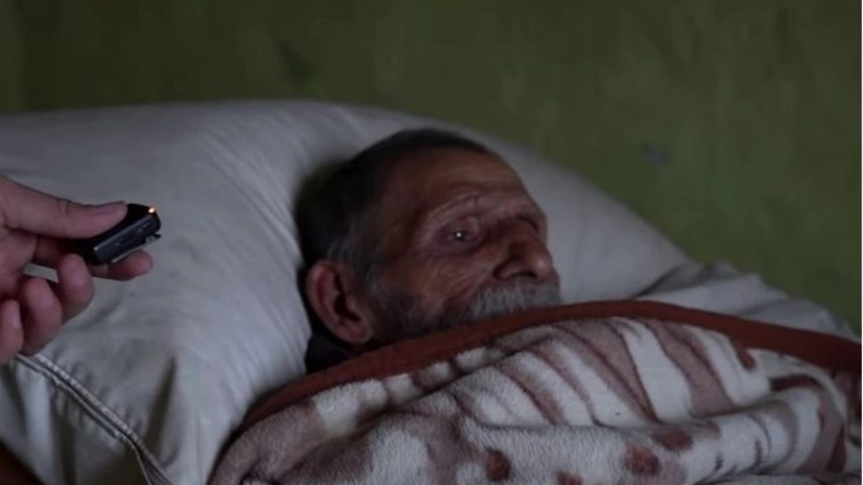 Revoltător: mii de bătrâni îngheață în case pentru că nu au bani de lemne