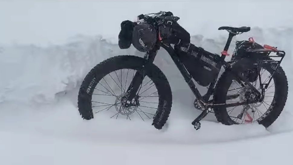 Biciclist oprit de salvamontiști, la cota 1800 din Bucegi, în viscol extrem. Caz șocant chiar și pentru oamenii muntelui - VIDEO