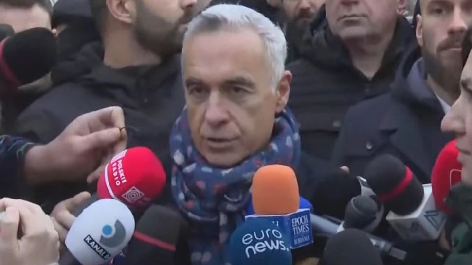 Călin Georgescu a venit la secția de votare din Moogoșoaia, deși CCR a anulat alegerile: "Nu chem pe nimeni să facă nimic, este un moment de reculegere". Sute de oameni au venit să-l susțină - VIDEO