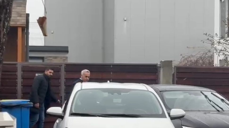 Călin Georgescu, în imaginile momentului. Candidatul suveranist s-a urcat într-o mașină și a părăsit domiciliul - VIDEO