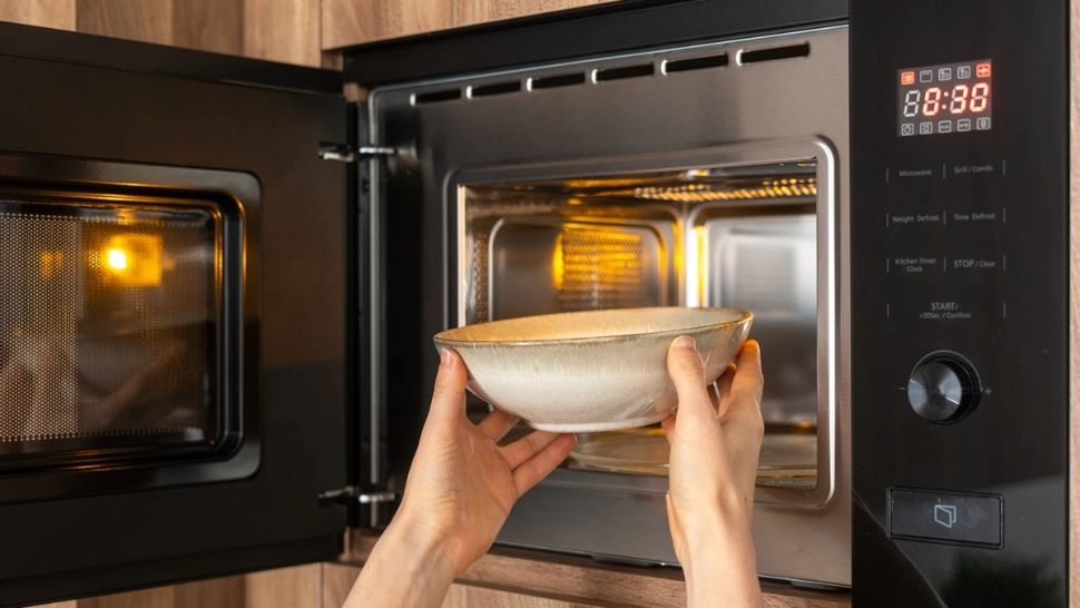Alimente care nu trebuie reîncălzite la microunde. Ce se întâmplă în caz contrar?