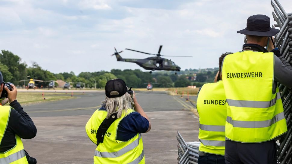 Un elicopter german, luat la țintă de o navă rusească. Foto/Profimedia