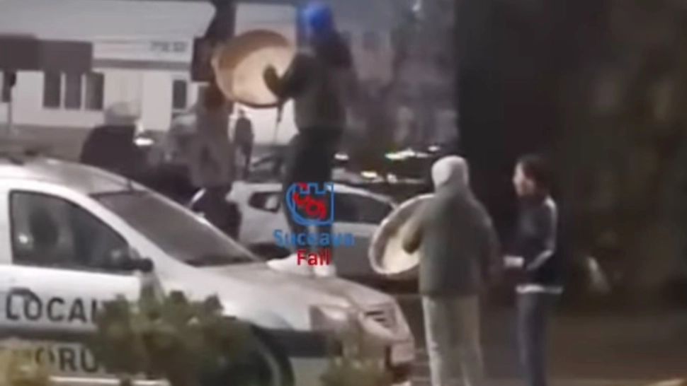 Mașină de Poliție Locală, vandalizată de 5 copii. Băieții, căutați pentru distrugere - VIDEO