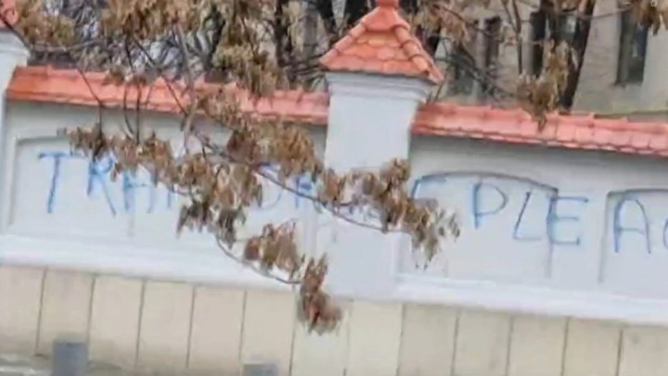 "Trădătorule, pleacă!". Mesajul scris de români pentru Iohannis, pe gardul Palatului Cotroceni - VIDEO