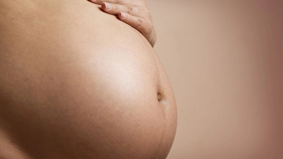 Naștere la limită în Caraș-Severin. O tânără mamă a născut acasă un copil prematur