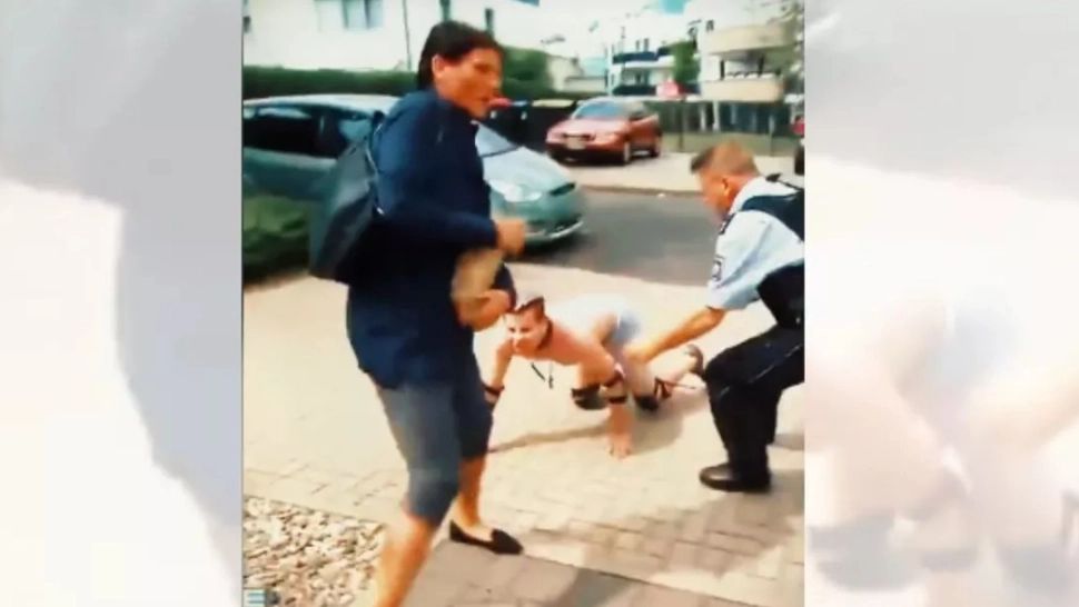 Se înmulțesc oamenii care se cred animalele, merg în patru labe pe străzi,  latră și atacă trecători