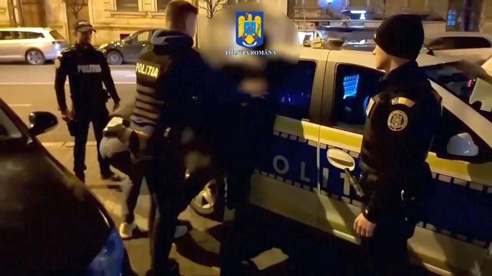 Suspectul a fost reținut de polițiști. Foto/Captură video
