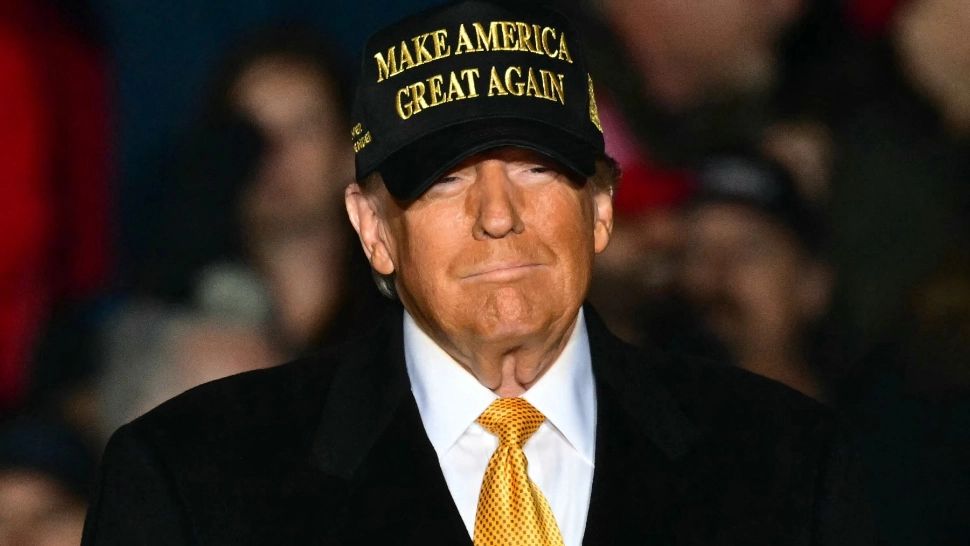 Președintele ales susține că scriitoarea l-a acuzat ca să-și promoveze o carte