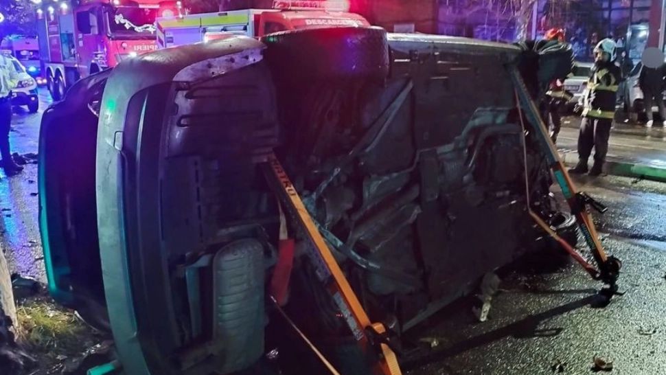 4 persoane, la spital după un accident grav în Râmnicu Vâlcea. O mașină s-a răsturnat și a lovit alte două vehicule parcate/Captură foto